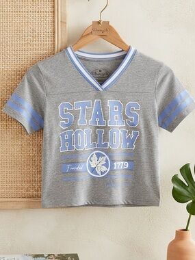 GILMORE GIRLS Stars Hollow Graphic Crop Top Grey V-Neck Varsity Ringer Baby Tee